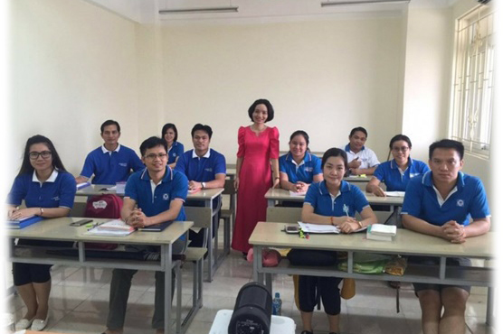 Cô Hà giảng dạy cho cán bộ ngân hàng Lào Việt