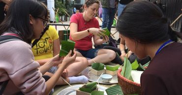 Sinh viên nước ngoài trải nghiệm tết Việt - iVina Edu